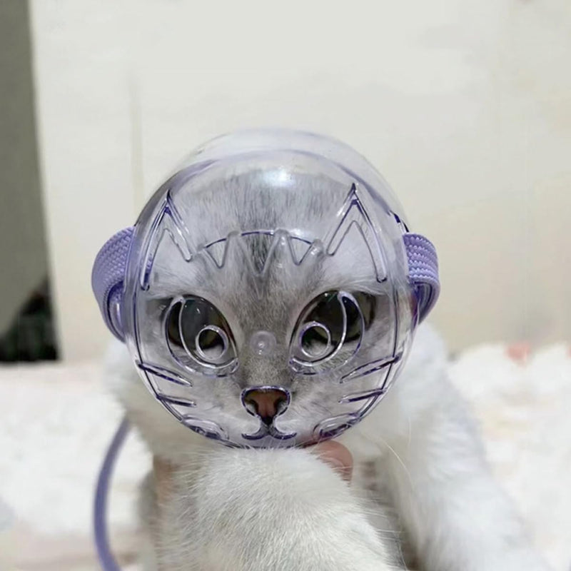 Reusable compact pet muzzle for kittens made of polypropylene. Easy to put on. Protects against bites during feeding and bathing.