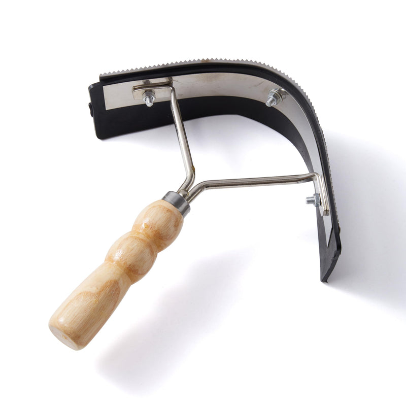 Metal Sweat Scraper for Horses – 2-in-1 Grooming Tool with Rubber Edge and Wooden Handle, Metal Curry Comb for Horses and Cattle, Compact Curved Scraper for Barn, Stable, and Equestrian Care