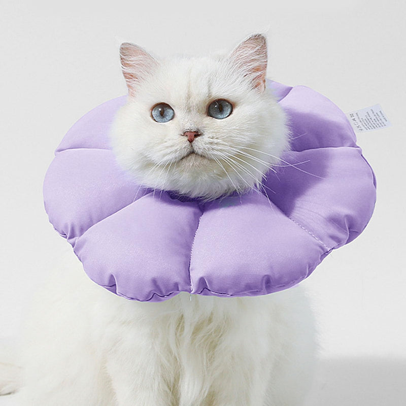 Katzenschutz Halskragen, Verstellbarer weicher Blumenkragen aus wasserabweisendem PP Baumwollstoff für Haustiere, bequemes Schutz Halsband für Katzen zur Genesung, weiches (Lila) Lila M
