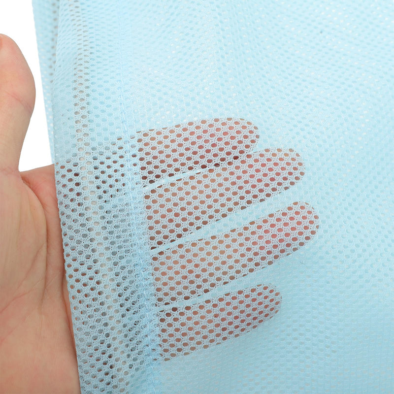 Cat washing bag made of polyester mesh with high breathability and easy drying. Adjustable bathing and securing pocket for protection during bathing. Random color.