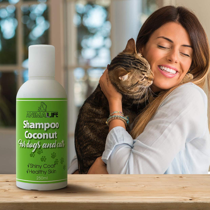 Coconut Oil Shampoo for Dogs & Cats 250ml - Coconut Oil - Ethereal Tea Tree & Rosemary Oil - Nurturing - Easily Combed - Pleasant Smell - Silk Proteins - PawsPlanet Australia