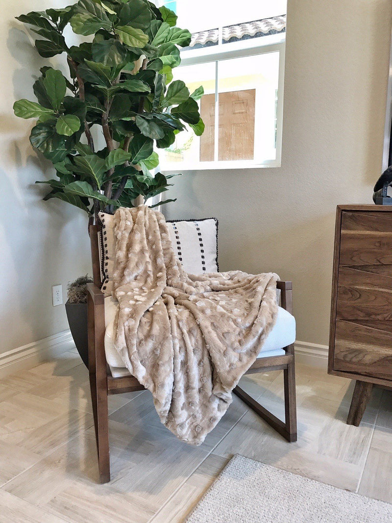 [Australia] - PETIQUE PB01801000 The Velvet Blanky Pet Blanket, Tan, One Size 